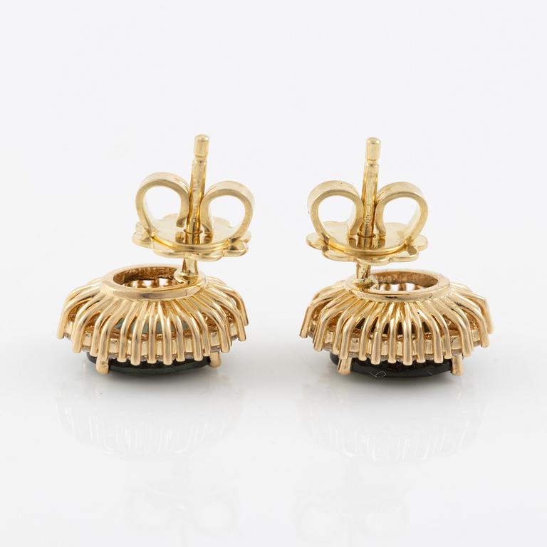 Earrings 18K gold with green tourmalines and brilliant-cut diamonds.