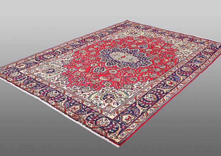 A carpet, Tabriz, ca 295 x 208 cm.