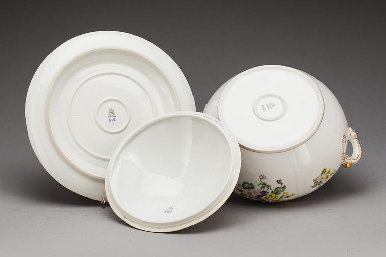 TERRIN, porslin,  Bing & Gröndahl, Danmark, omkring 1900-talets mitt.