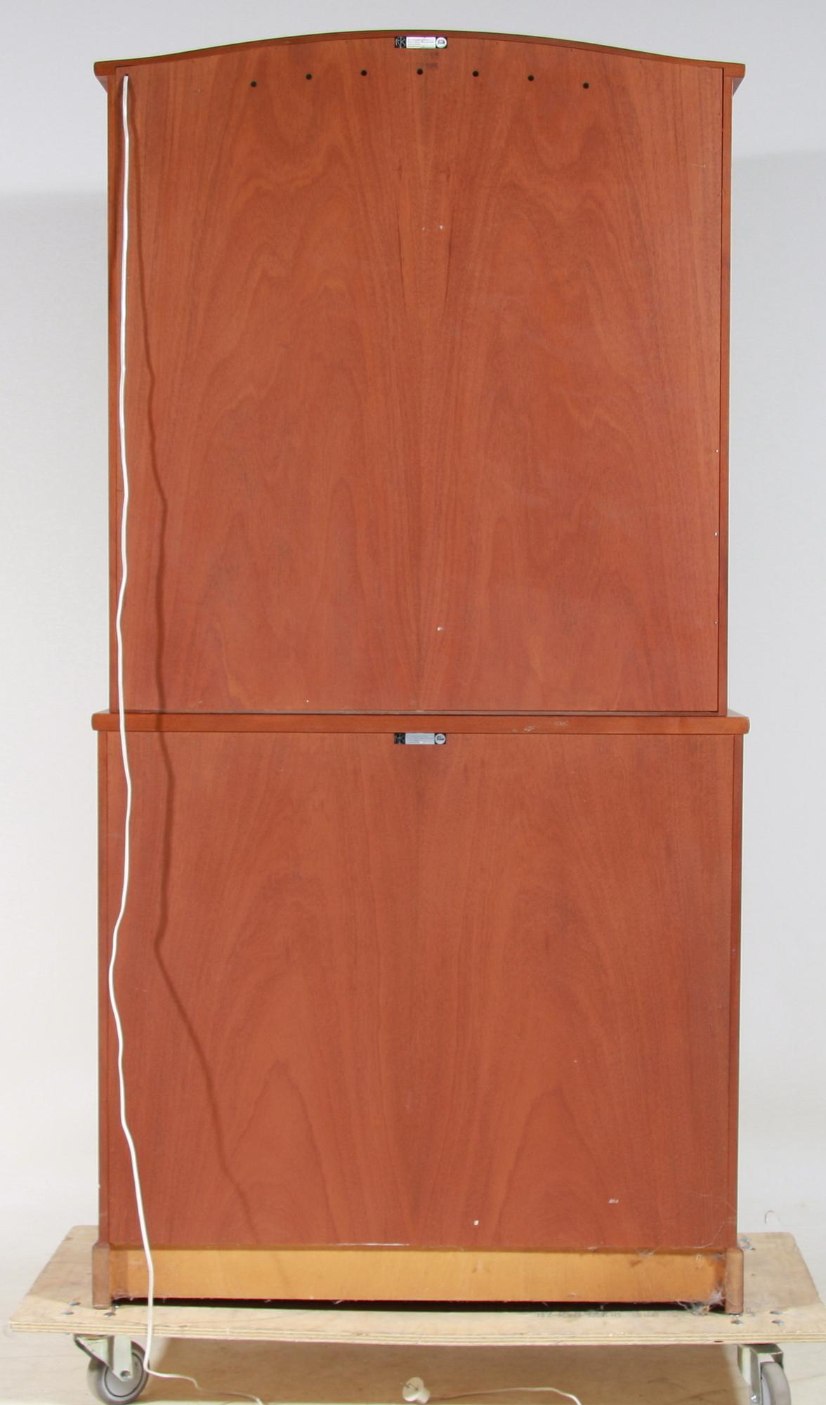 VITRINSKÅP, ur "Triva-serien", design Kerstin Hörlin Holmquist för Nordiska Kompaniet. Tillverkningsår 1965.