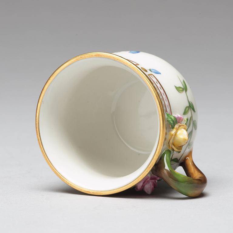 CREMEKOPPAR med LOCK och FAT, sex stycken, porslin. "Flora Danica", Royal Copenhagen, Danmark, 1900-tal.