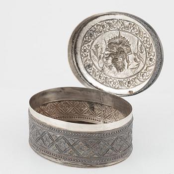 Ask, låghaltigt silver, sydostasien, 1900-tal samt dosa, emalj, persisk, 1900-talets andra hälft.