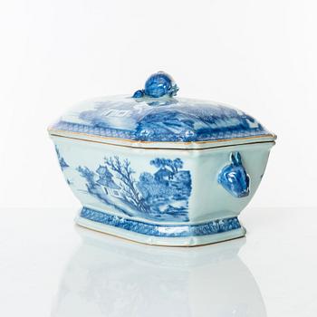 A blue and white tureen with cover, Qing dynasty, Qianlong (1736-95).