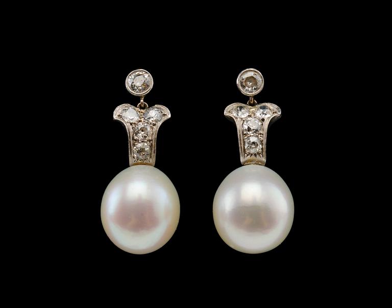 A PAIR OF EARRINGS, south sea pearls 13 mm, brilliant cut diamonds c. 1.30 ct. 18K white gold.