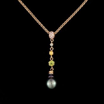 HALSBAND, 14K guld, barockpärla, diamanter och peridot. Vikt ca 10,9 g.