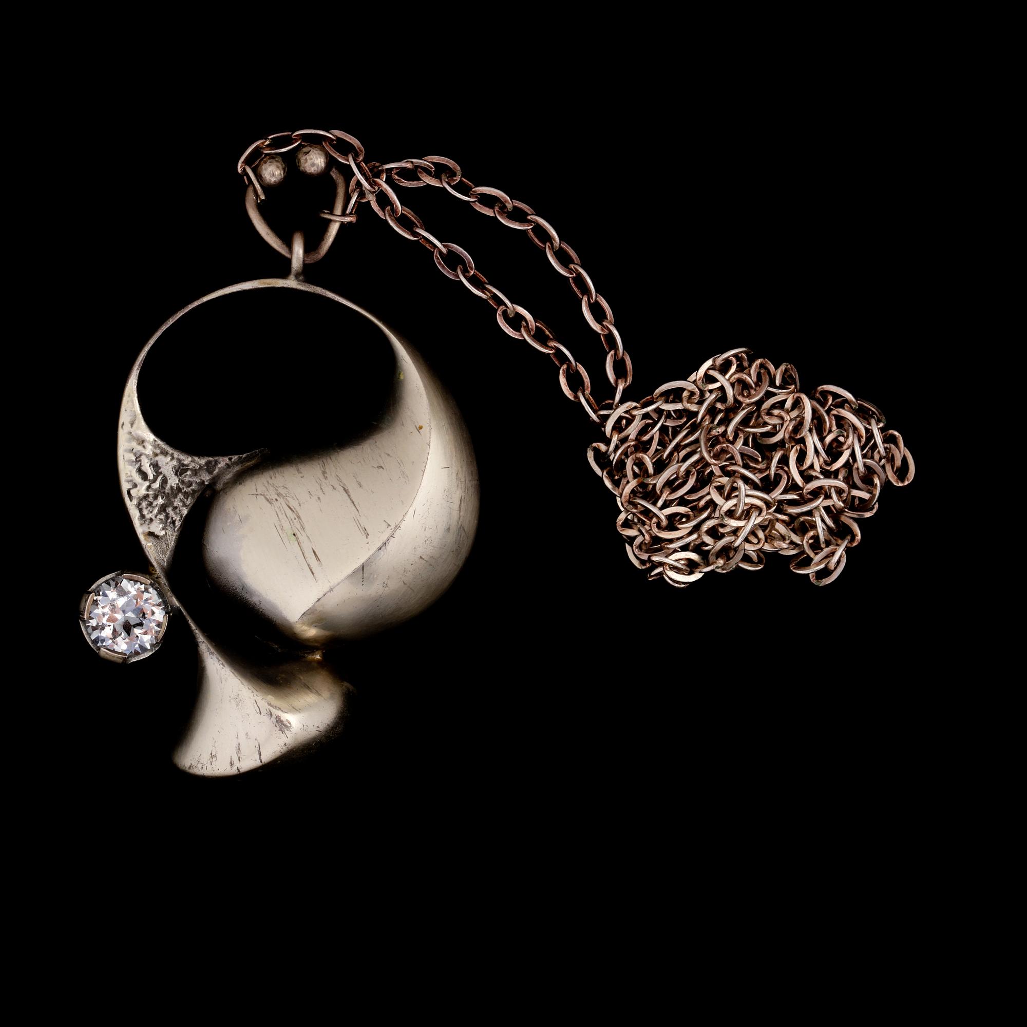 HÄNGE, sterlingsilver med fasettslipad bergkristall, troligtvis Sten & Laine, Turku, Finland, 1970-tal. Vikt 18 g.