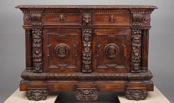 SKÄNK / CREDENZA, valnöt, renässans, Italien 1700-tal möjligen äldre.