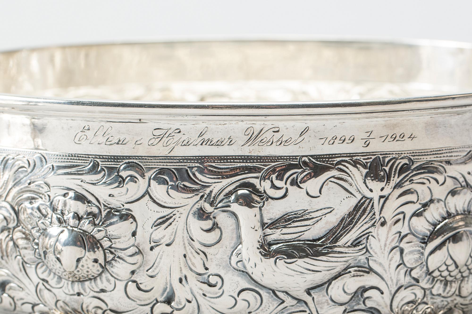 KALLSKÅL/TERRIN, silver, I. Frisenberg, Lillehammer. Kopia av Kvarbergsterrinen. Vikt ca 1180g.