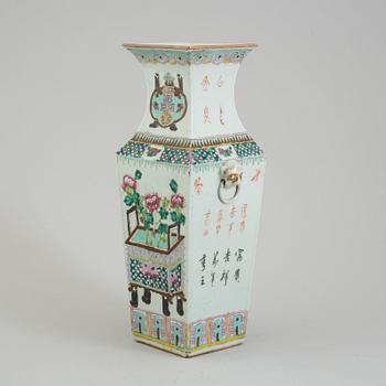 VAS, porslin. Kina, Qingdynastin, sent 1800-tal.