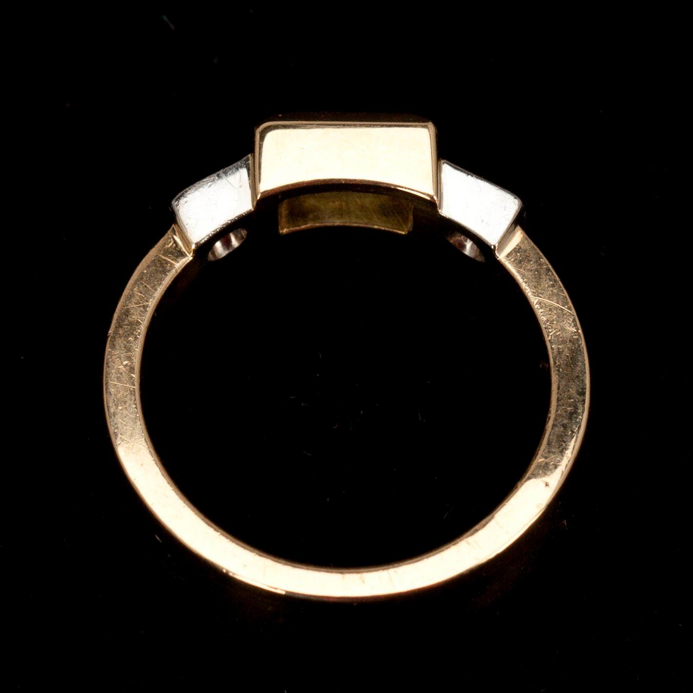 RING, guld 18K, trappslipad safir, 2 x ca 0,10 ct briljantslipade diamanter. Handgjort 1997. Vikt 11,4 g.
