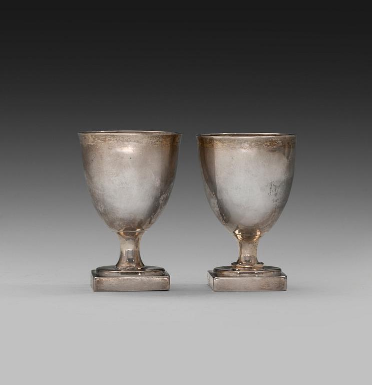 MUNAKUPIT, pari. Hopeaa. Isaac Sandbeck Tukholma 1817. Korkeus  75 mm. Paino 79 g.