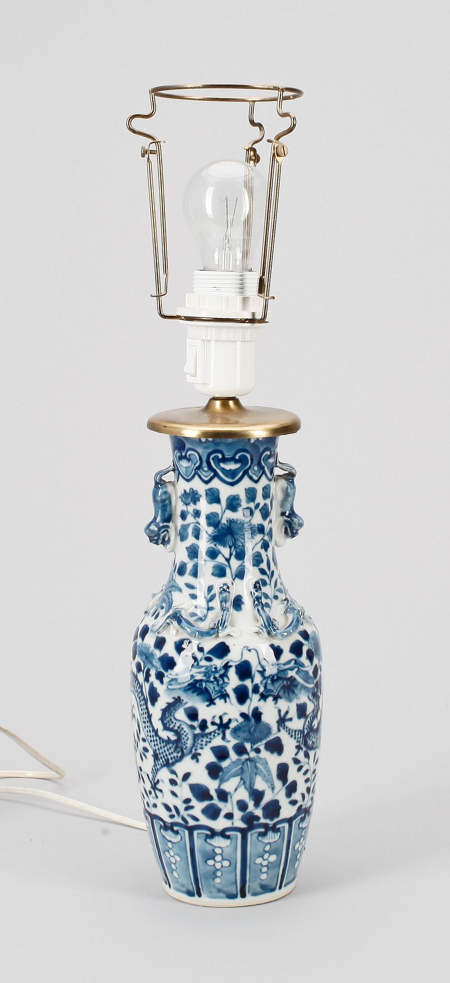 BORDSLAMPA, porslin, Kina, 1900-tal.