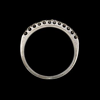 RING, vitguld med 12 åttkantslipade diamanter. Vikt 2 g.
