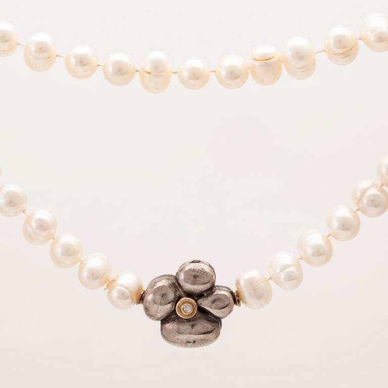Collier odlade pärlor samt lås av silver och briljantslipad diamant.