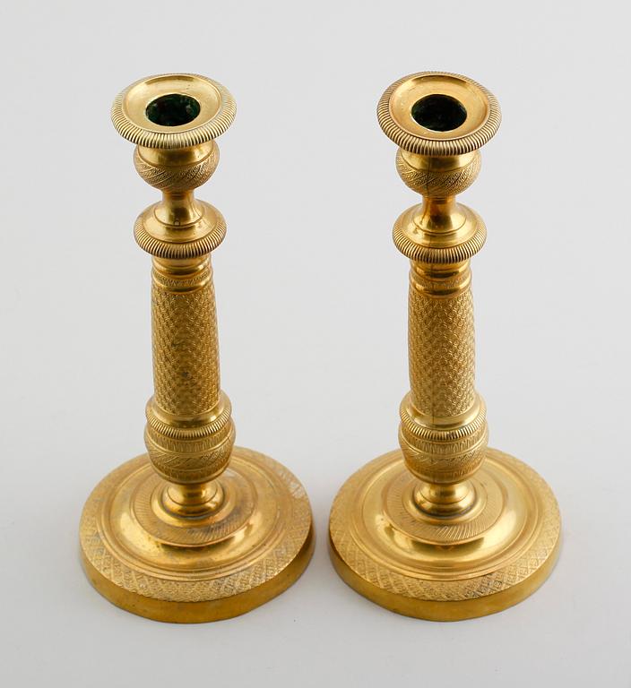 LJUSSTAKAR, 1 par, förgylld brons, senempire, 1800-talets första hälft.
