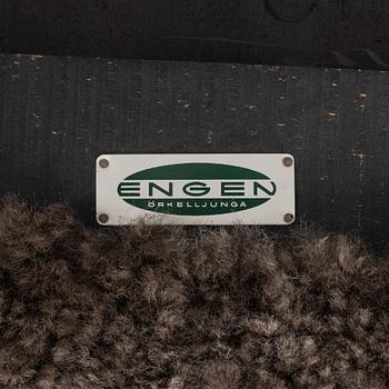 Fåtölj, fårskinn, Engen, Örkelljunga, 1900-talets mitt.