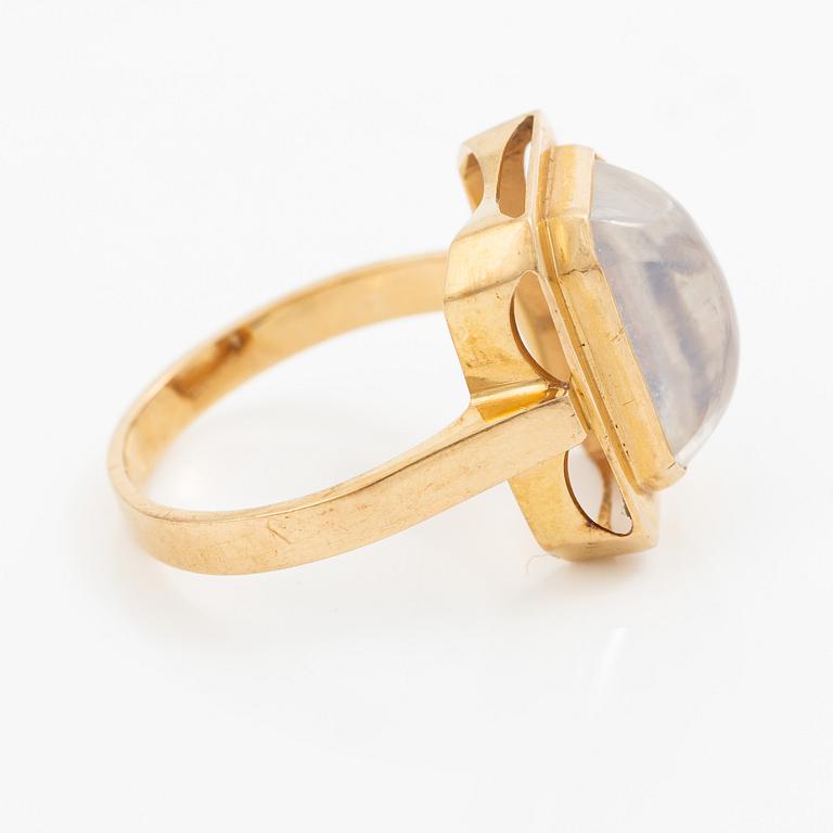 Ring 18K guld med en cabochonslipad månsten.