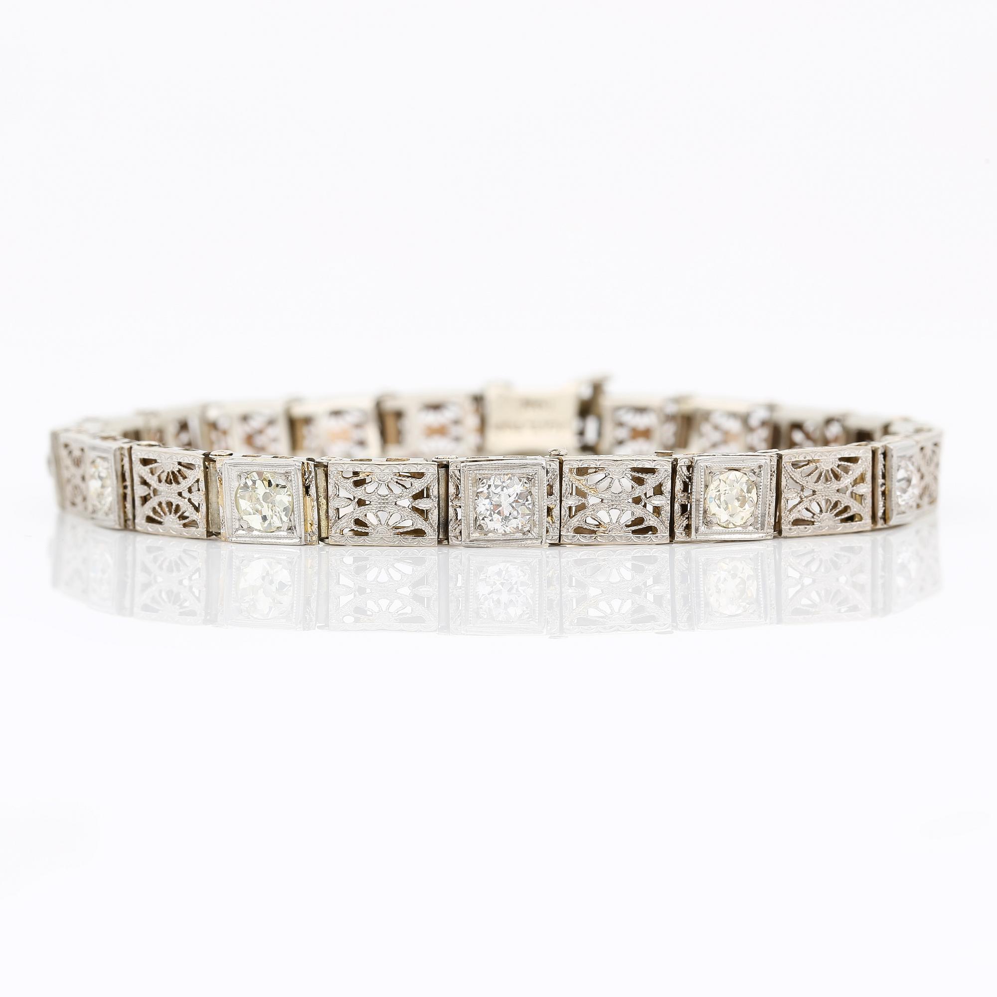 ARMBAND, platina och 14K gultguld med 6 gammalslipade diamanter tot ca 1,35 ct, andra hälft 1800-talet. Vikt 12,60 g.