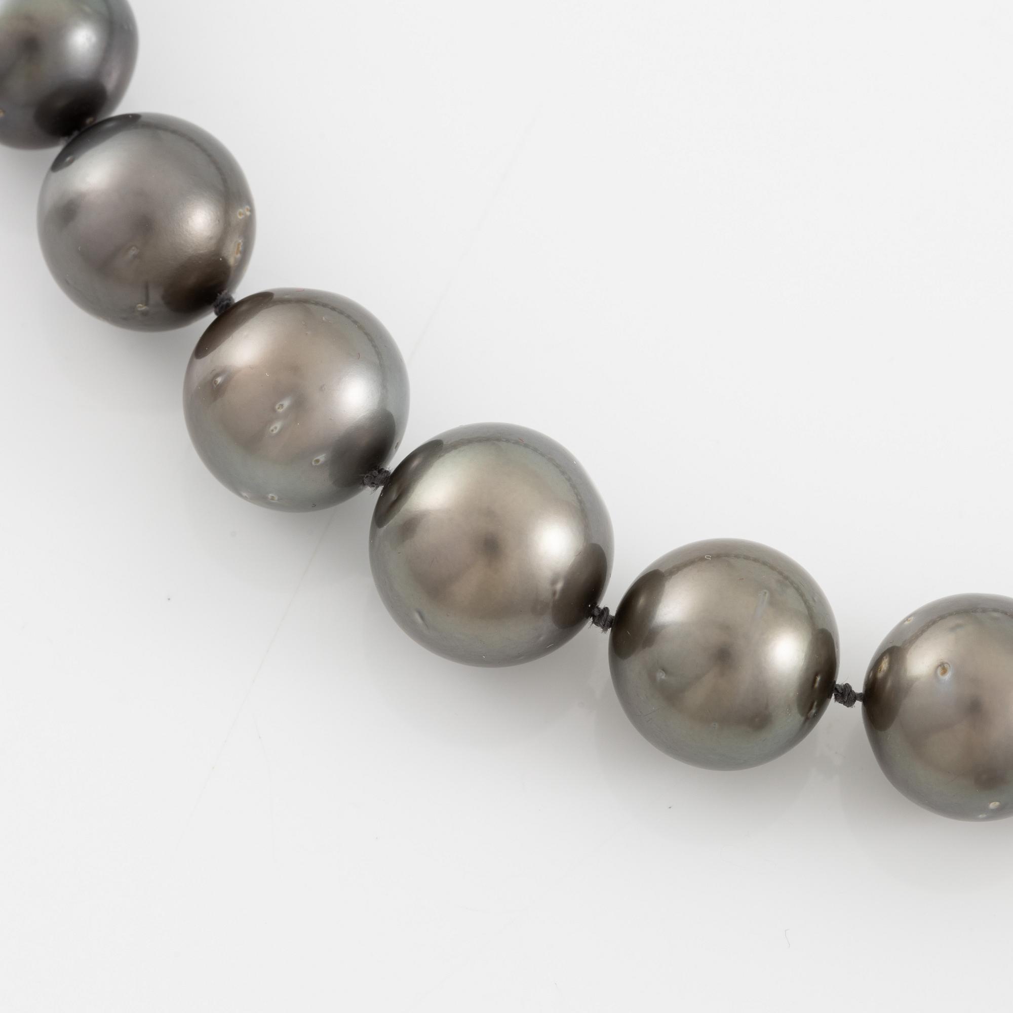 Collier, med doserade odlade Tahitipärlor, lås Ole Lynggaard, 18K guld.