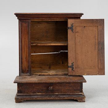 Skrivbordsskåp/skrivbordsuppsats, 1700-tal.