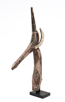 HUVUDPRYDNAD. Stiliserat giraffhuvud. Polykromt bemålat trä. Bobo-stammen. Nuvarande Burkina Faso, omkring 1940. Höjd 118,5 cm.