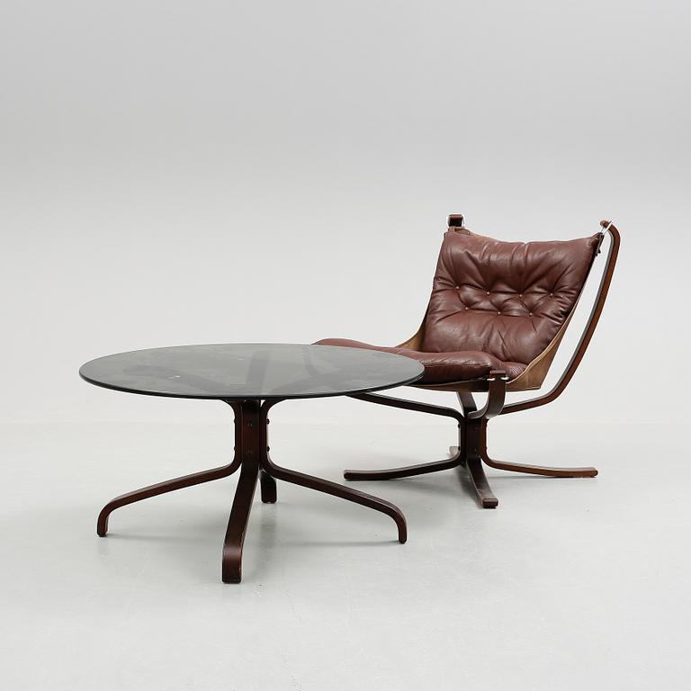 FÅTÖLJ och BORD, "Falcon chair", Sigurd Russel, Vatne möbler, Norge, 1970-tal.