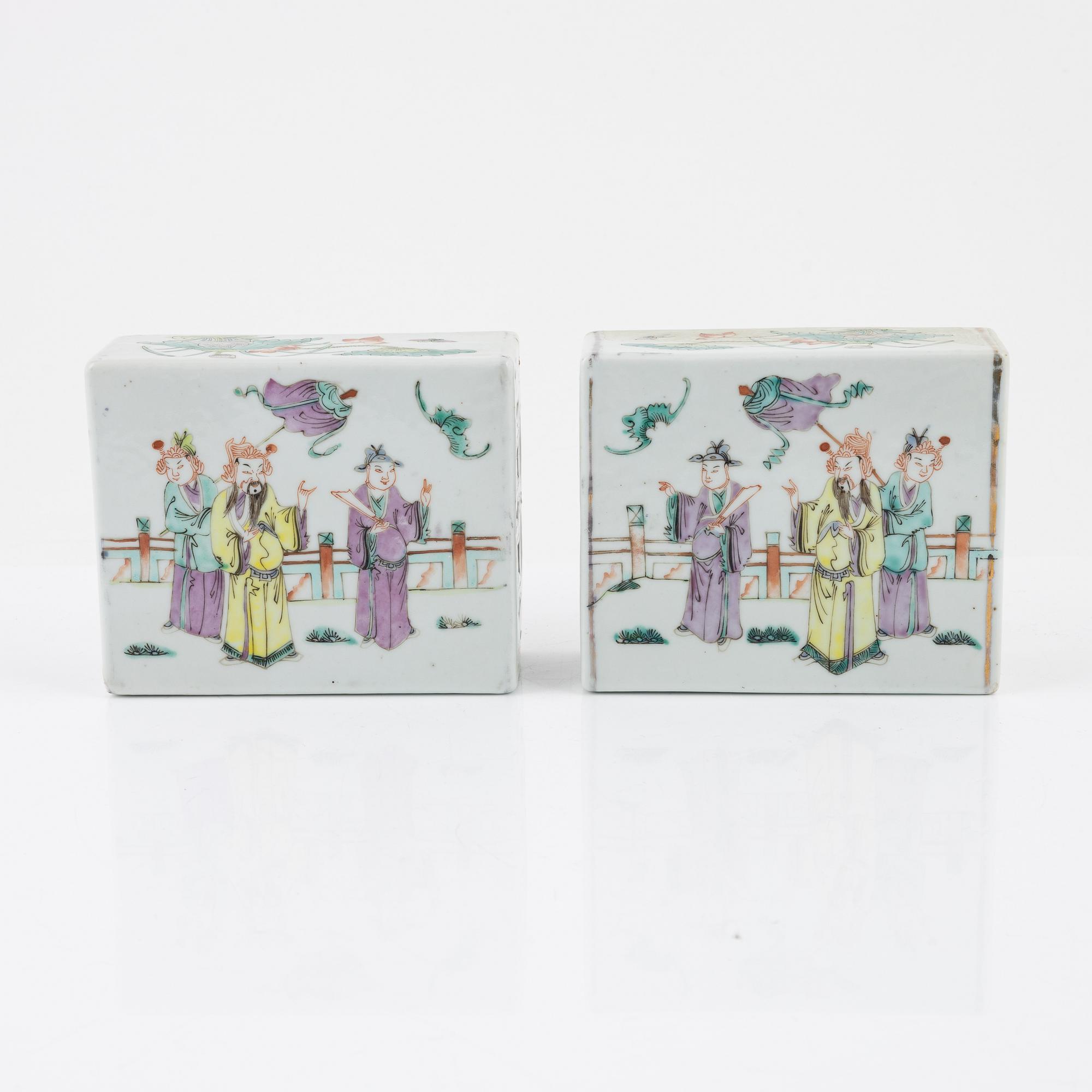 Huvudkuddar, två stycken, porslin. Kina, 1900-tal.