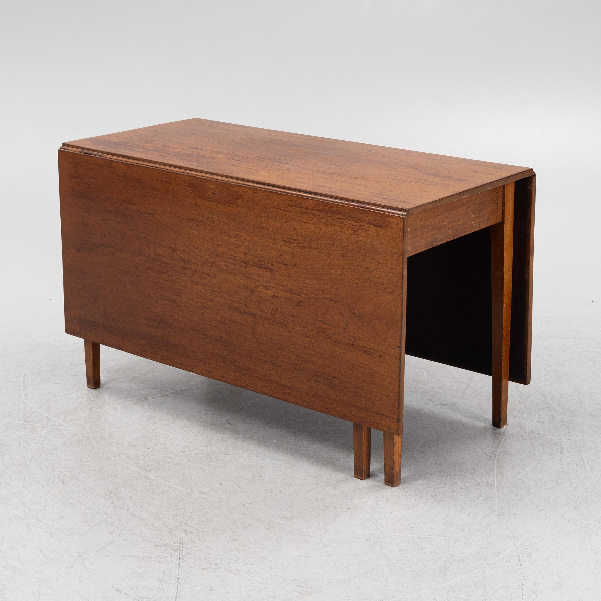 A mahogany drop leaf hunter's table, 19th Century.