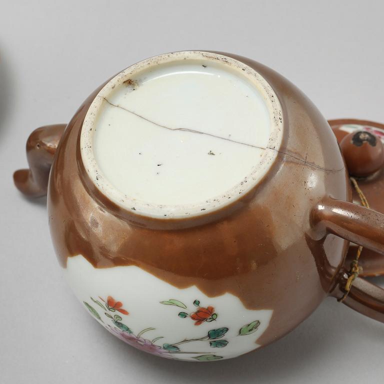 A porcelain teapot and seven cups from China, 18th century.