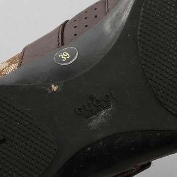 SKOR, Gucci.