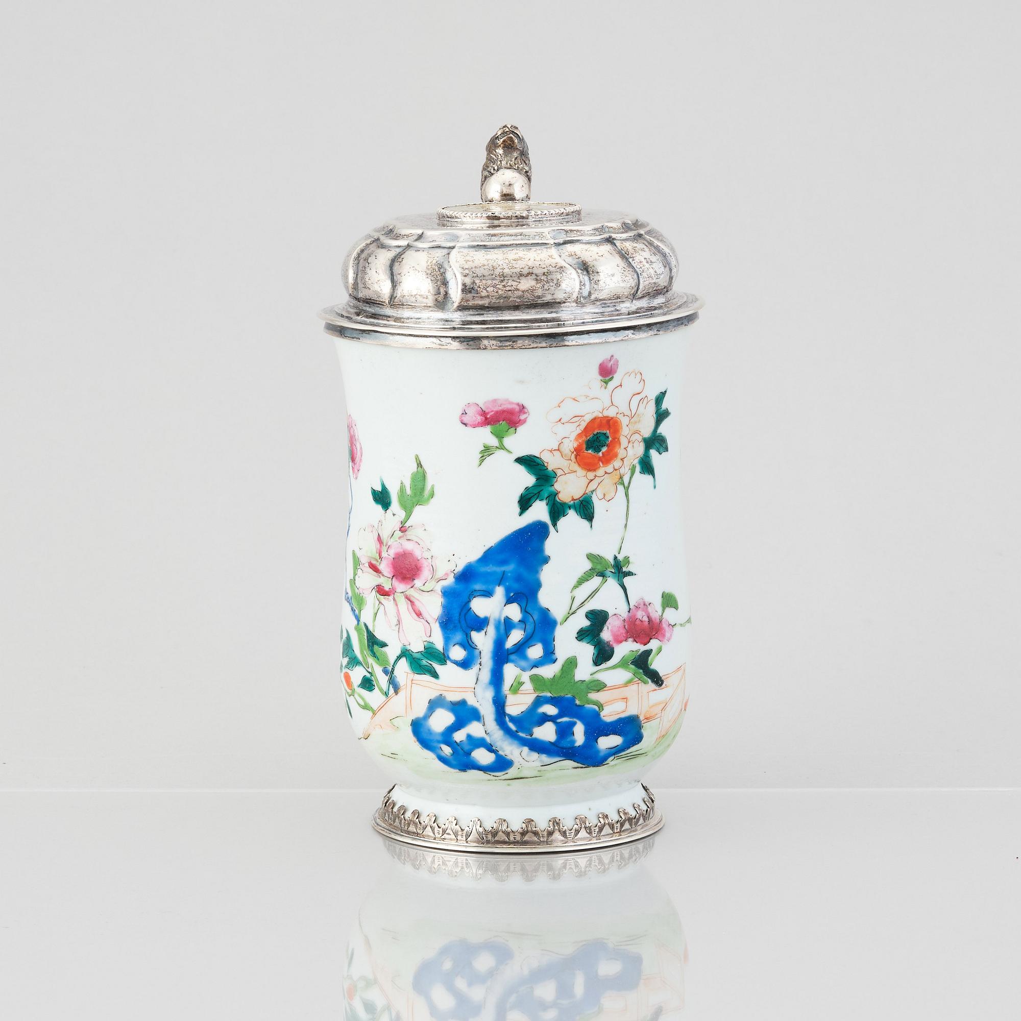 Kanna med lock, famille rose, med silvermontering av Nils Gram d ä, Köpenhamn 1756.
