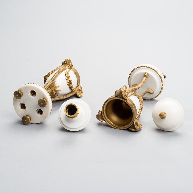 CASOLETTER ETT PAR, brons och marmor, Frankrike 1800-talets andra hälft.