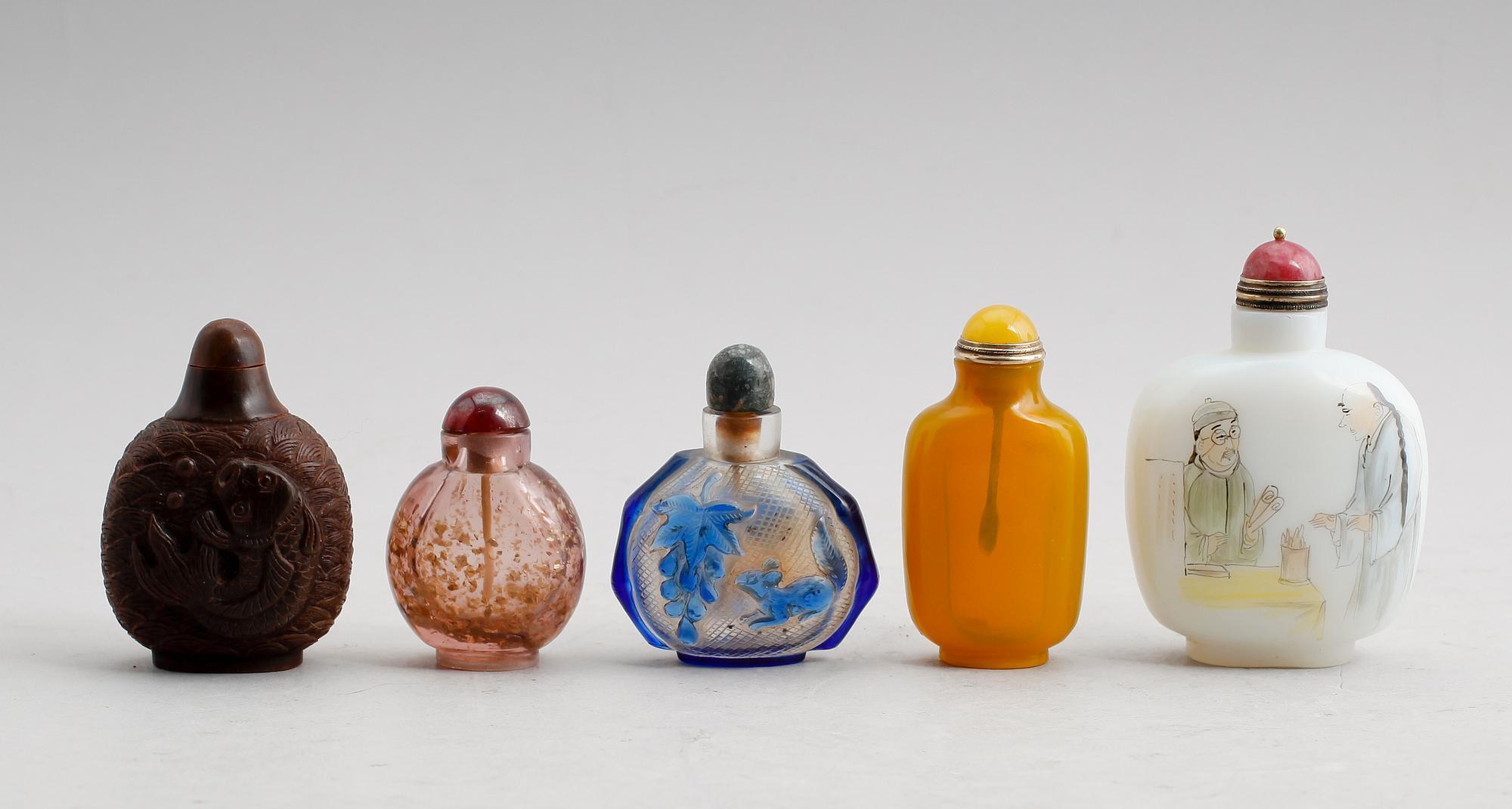 SNUSFLASKOR, 5 st, glas och horn, Kina, sannolikt 1900-/2000-tal.