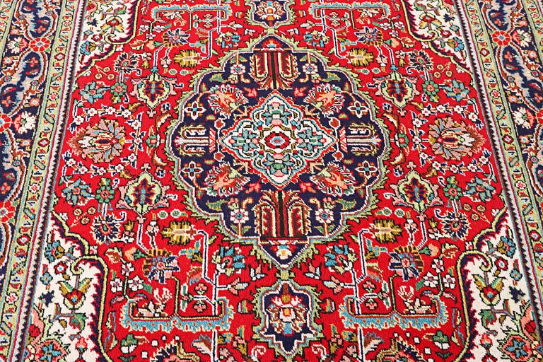 A Tabriz rug, c. 197 x 150 cm.
