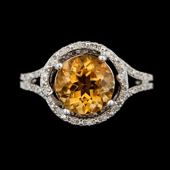 RING, 14k vitguld med gul topas med briljantslipade diamanter. 2000-tal. Vikt 4,4g.