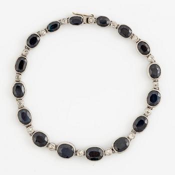 Armband, 18K vitguld med doserade ovala safirer och gammalslipade diamanter, Fransk stämpel.