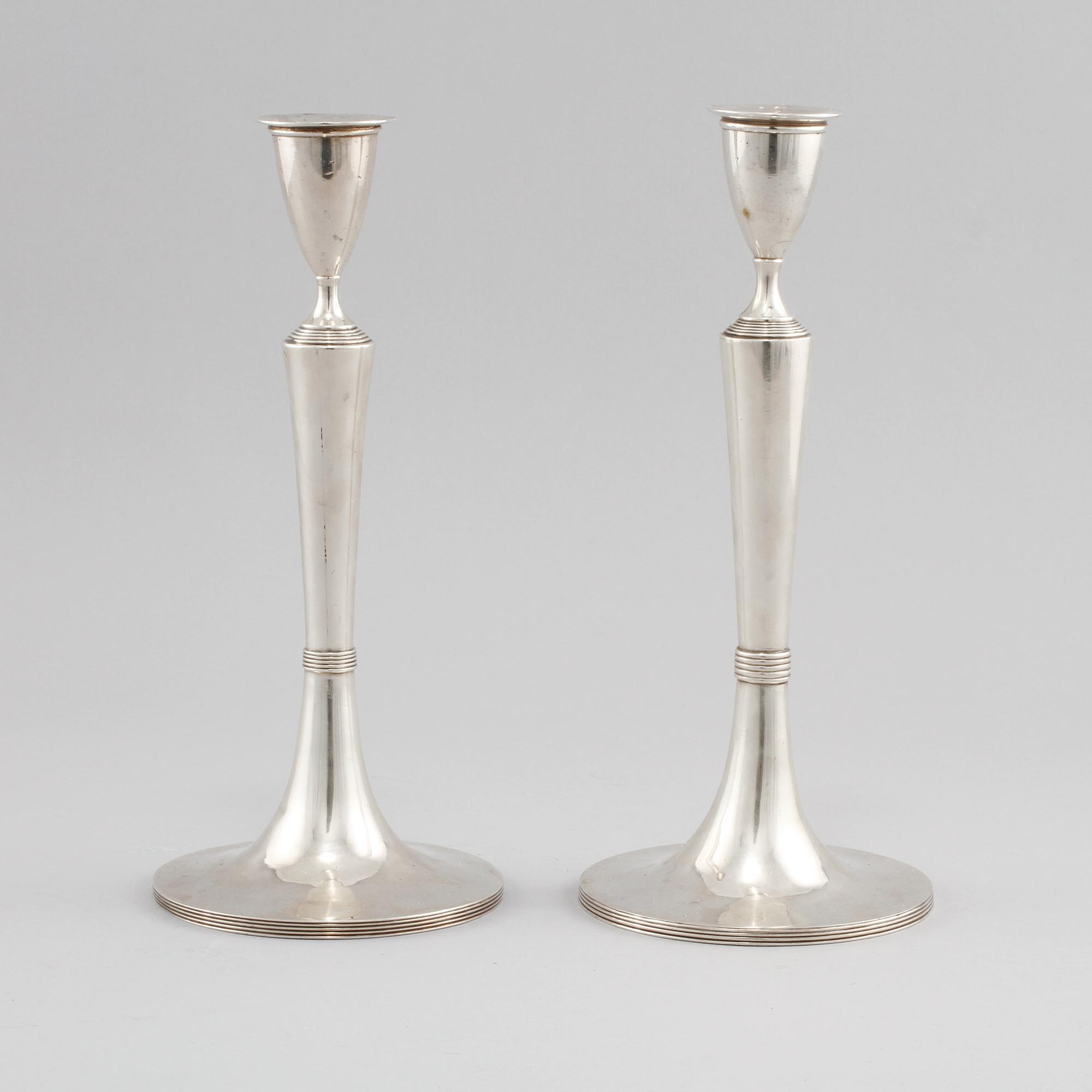 LJUSSTAKAR, 2 st snarlika, empire, tidigt 1800-tal samt empirestil, 1900-tal. Vikt 645 g.