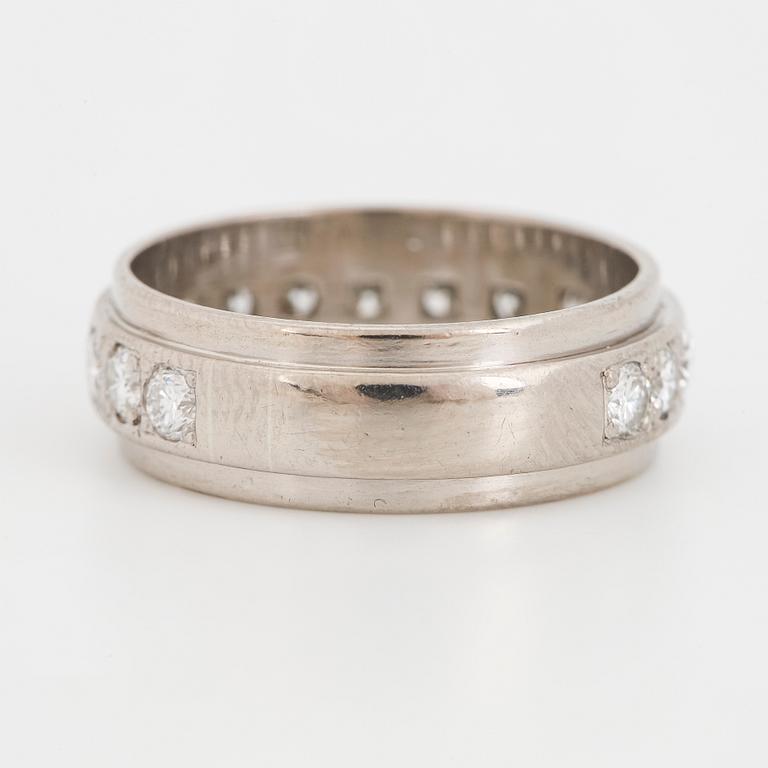 18K gold and brilliant-cut diamond ring.