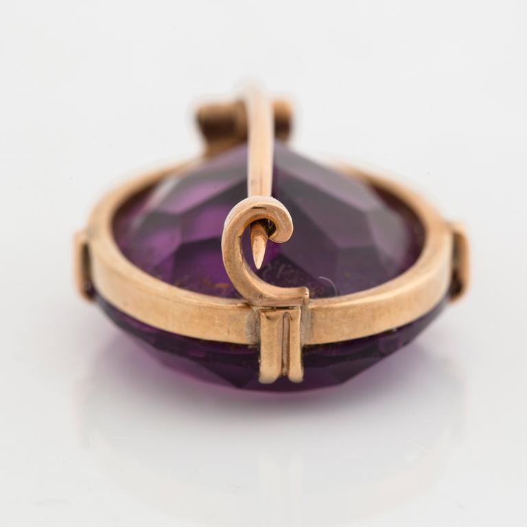 Purple paste brooch.