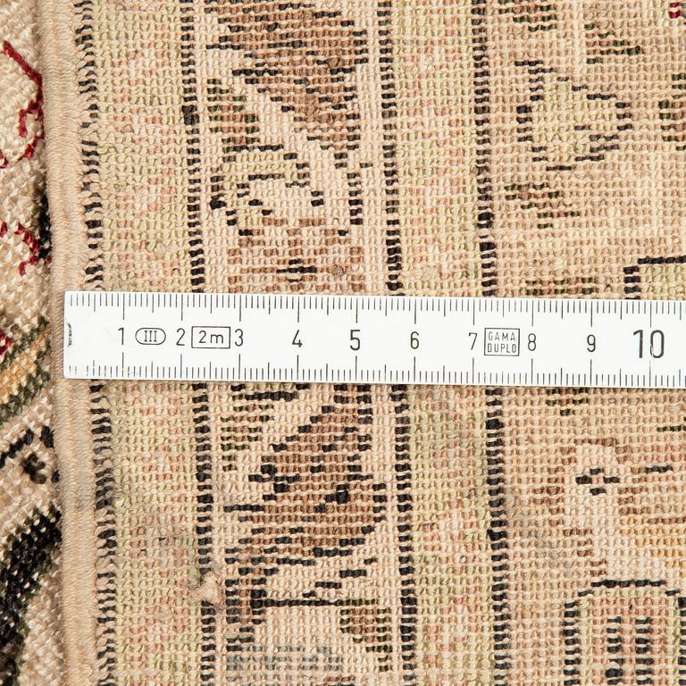 Matto, a semi-antique Kayseri, ca 180-182,5 x 121,5-125,5 cm (as well as the ends with 2 and 3 cm flat weave).