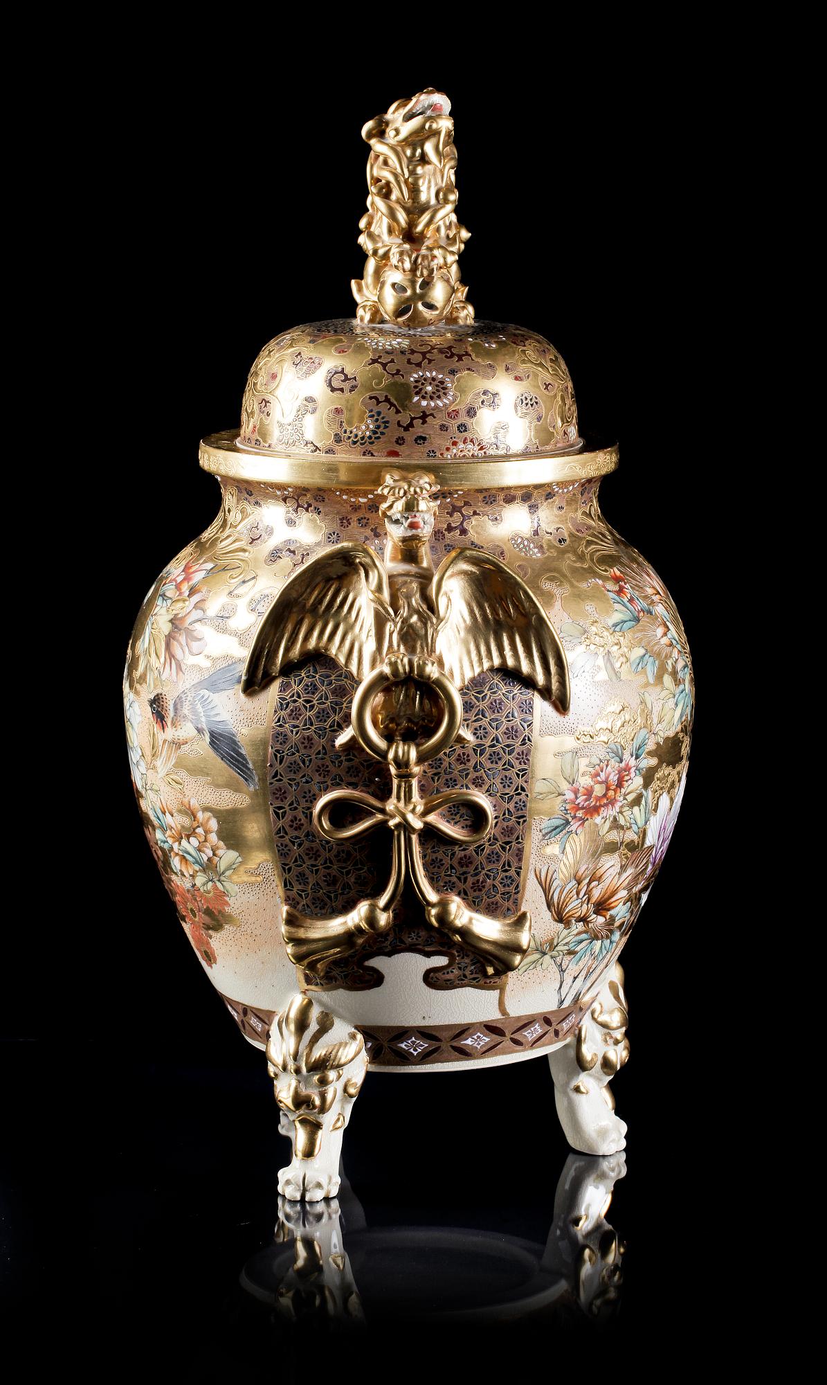 URNA MED LOCK, porslin, Satsuma Japan 1900-talets början.