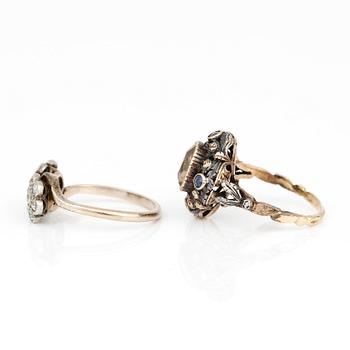 RINGAR, 2 st, med zirkon, safirer och diamanter, olika guldhalter, omkring 1900.