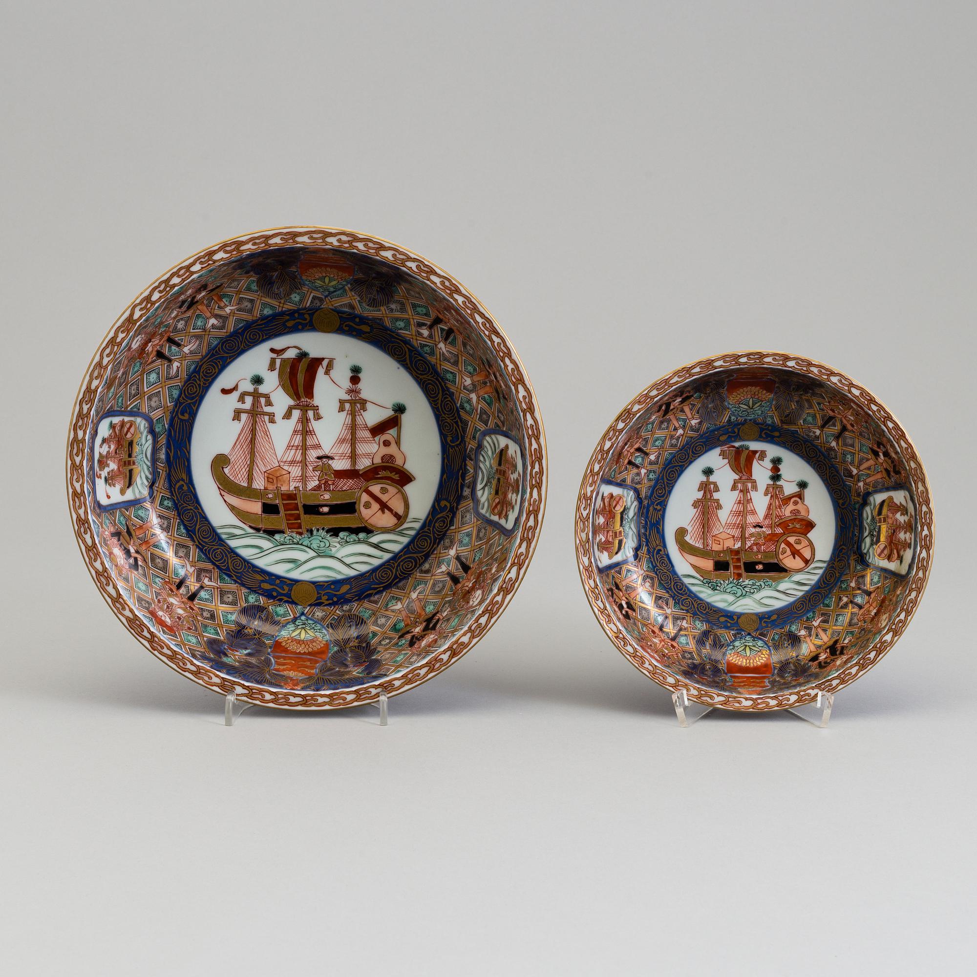 Two imari porcelain bowls, Japan, 20th century.