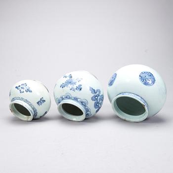 KRUKOR, 3 st och SKÅL, porslin, Kina 1800-talets slut.