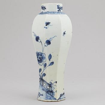 A blue and white export porcelain vase, Qing dynasty, Qianlong (1736-95).
