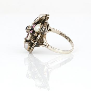 RING, LORGNETTES samt KEDJA, silver, sötvattenspärlor och olika färgade stenar, Stockholm mitt 1900-tals. Tot vikt 60 g.