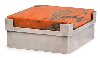 261. Bertel Gardberg, A SILVER BOX WITH STONE LID.