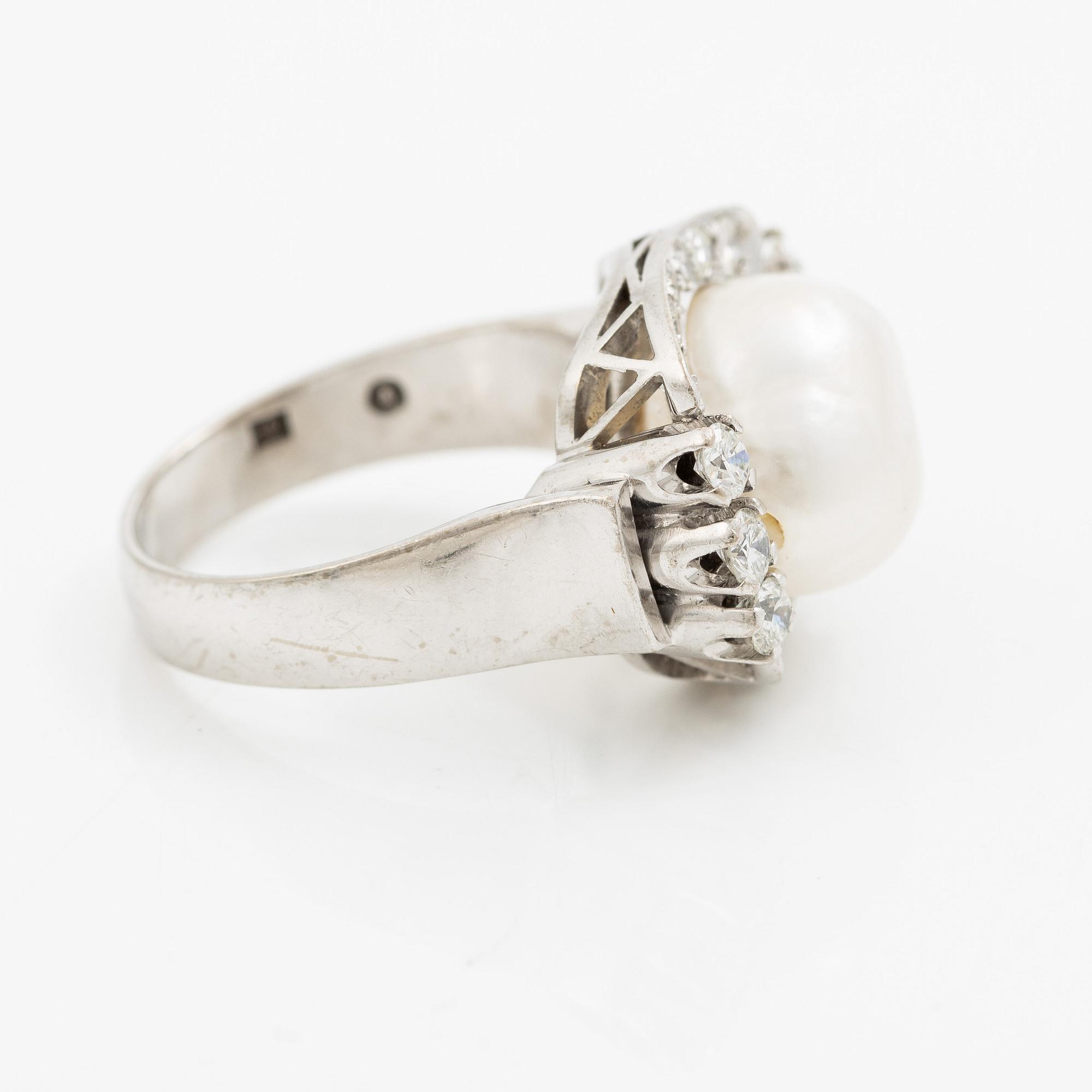 Ring in 18K white gold with a saltwater pearl, set with brilliant-cut and octagonal-cut diamonds.