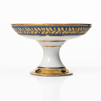 A pair of bowls on foot, 19th Century.