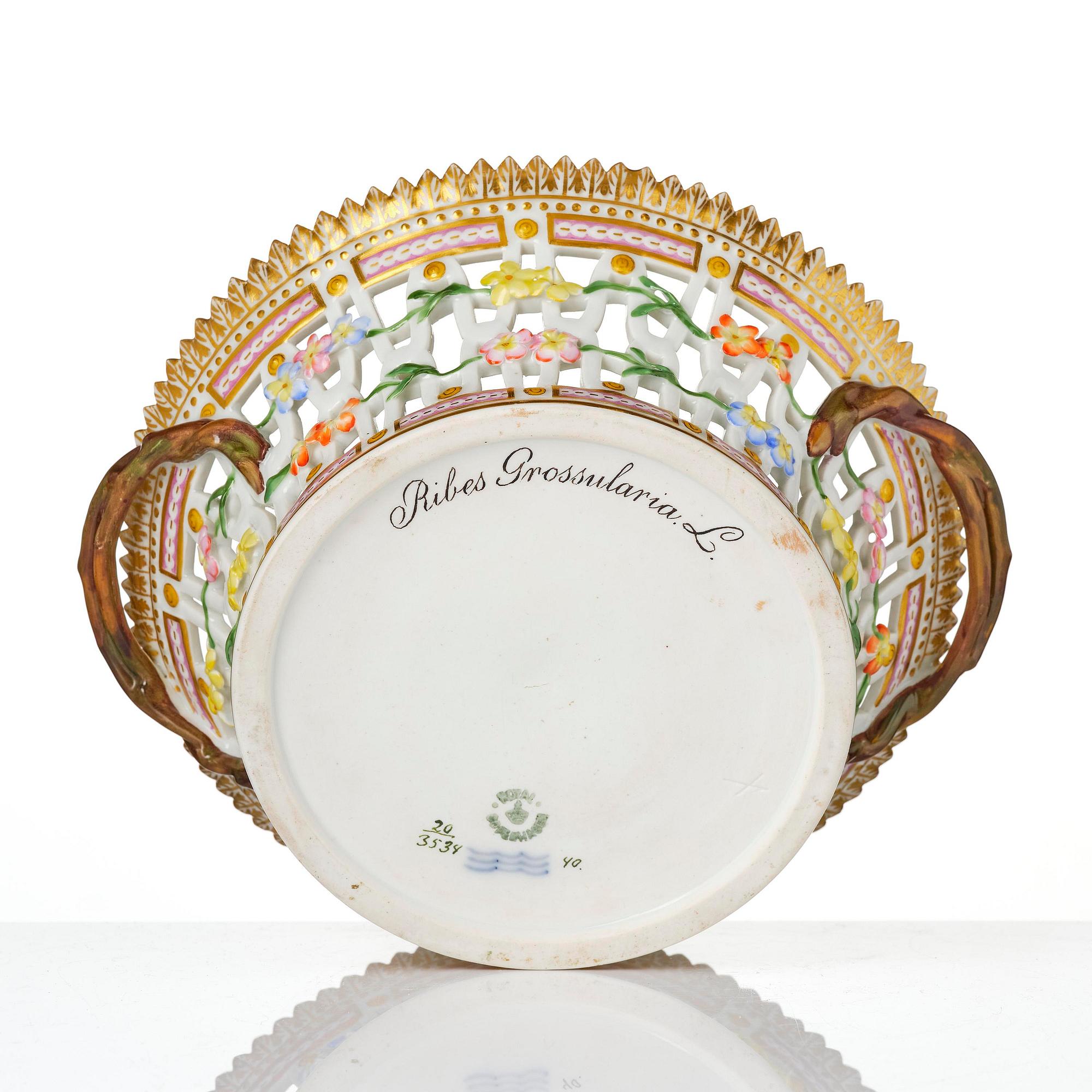 Gallerkorg med fat, porslin. 'Flora Danica', Royal Copenhagen, Denmark, 1900-tal.